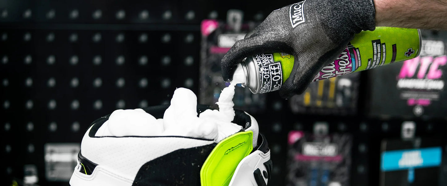Muc-Off Helmet Care Kit – foam in gebruik