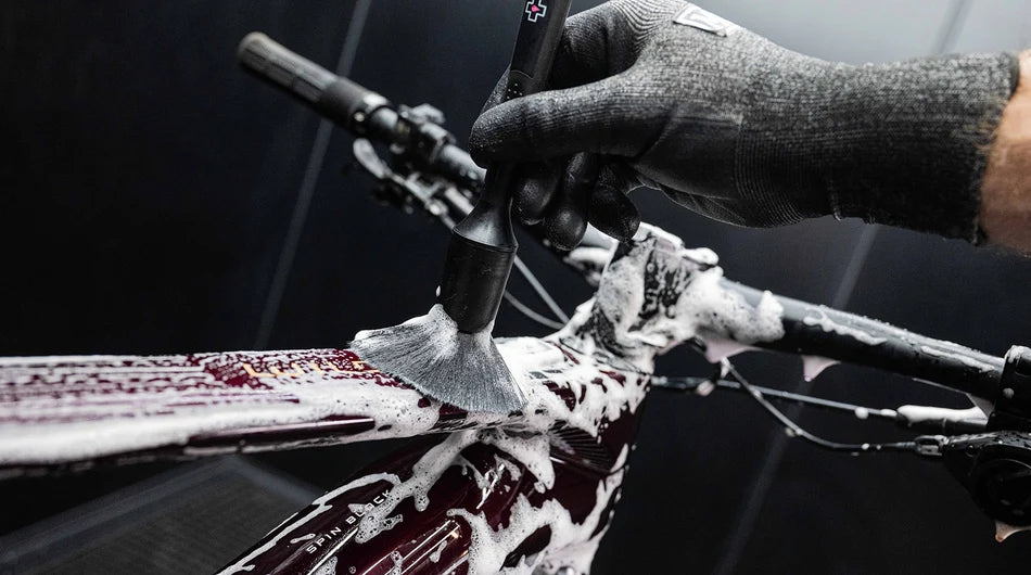 Muc-Off 3-in-1 Detailing Brush Set - frame fiets schoonmaken met de borstel