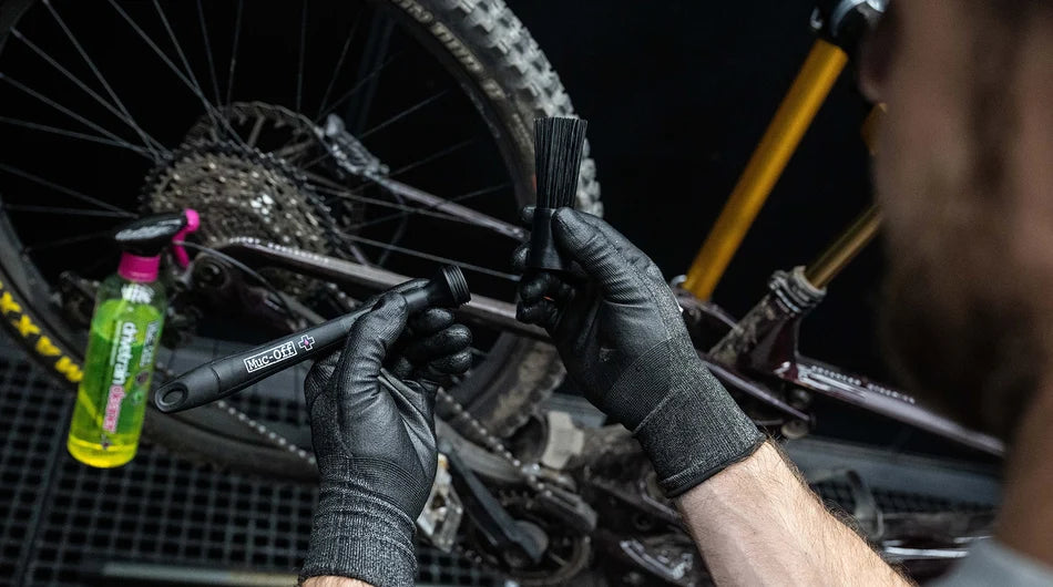 Muc-Off 3-in-1 Detailing Brush Set - hier wordt een kop gewisseld