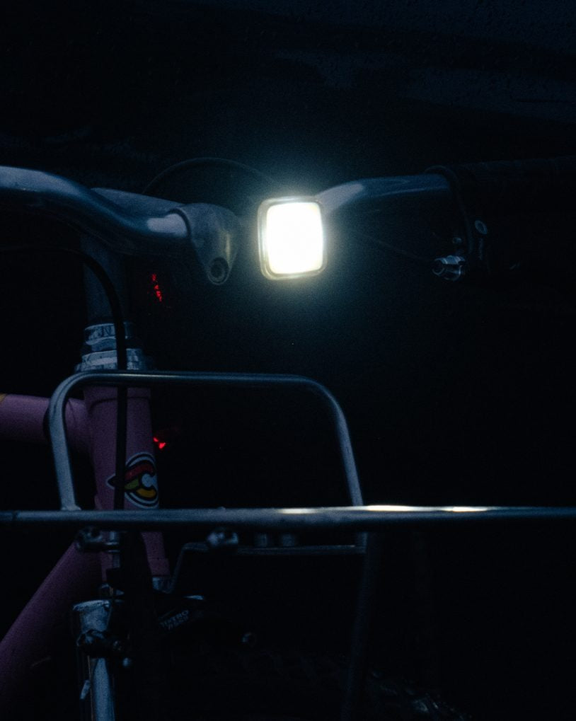 KNOG Blinder Front Bike Light - brandend op de fiets