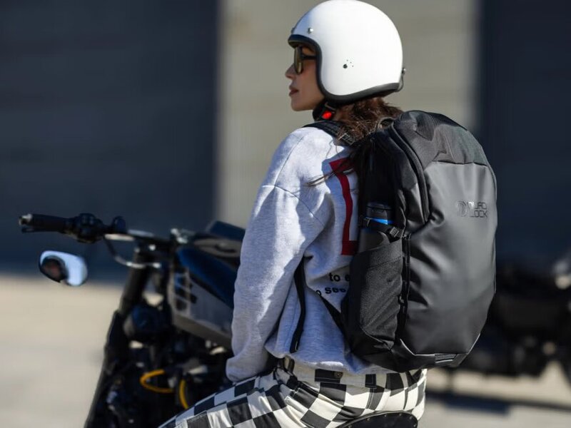 QUAD LOCK Traverse Backpack - bij een vrouw op haar rug 
