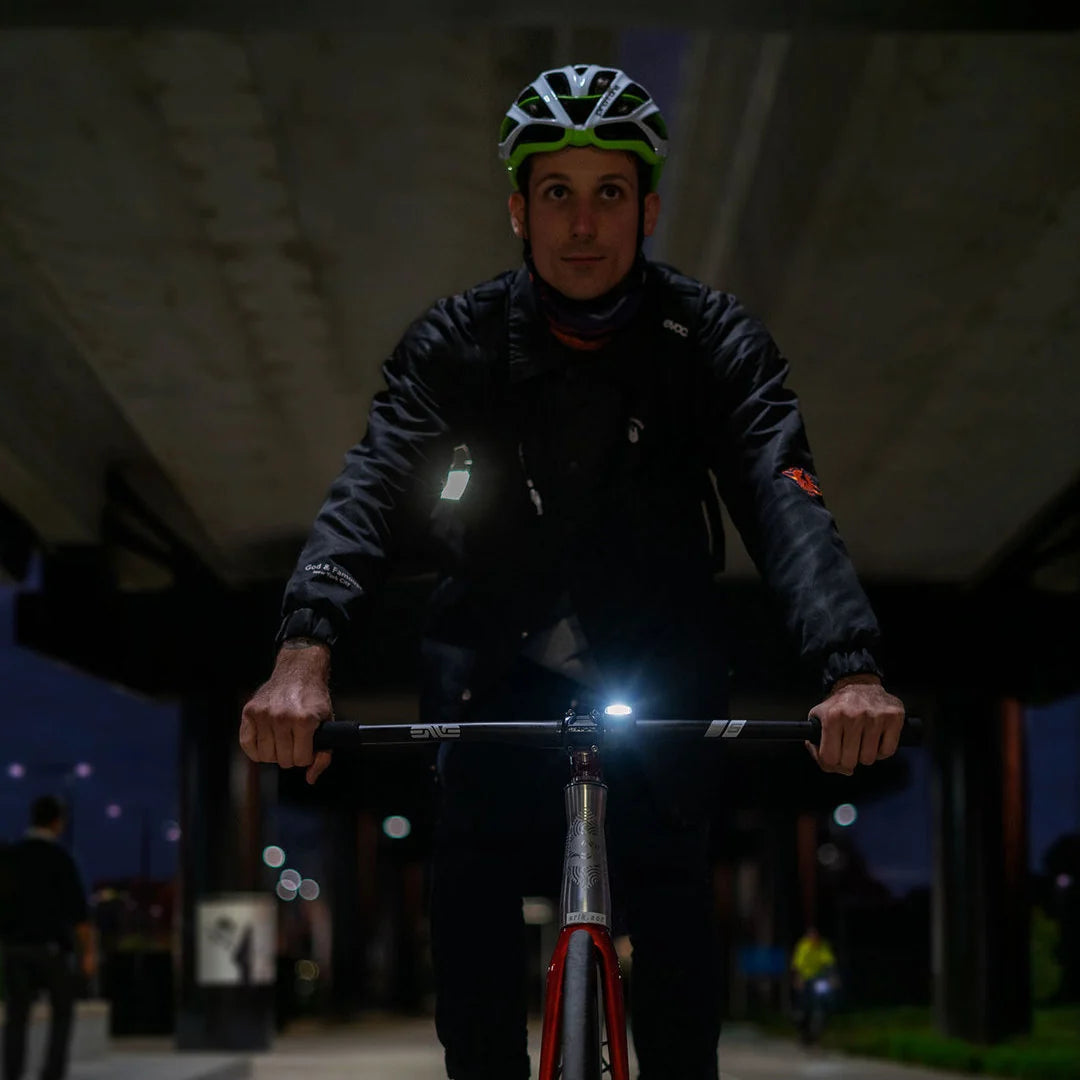 KNOG Frog Front Bike Light - op het stuur met een fietser