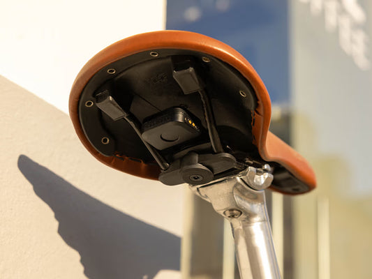 QUAD LOCK Saddle Rail Adaptor - onder het zadel met het alarm