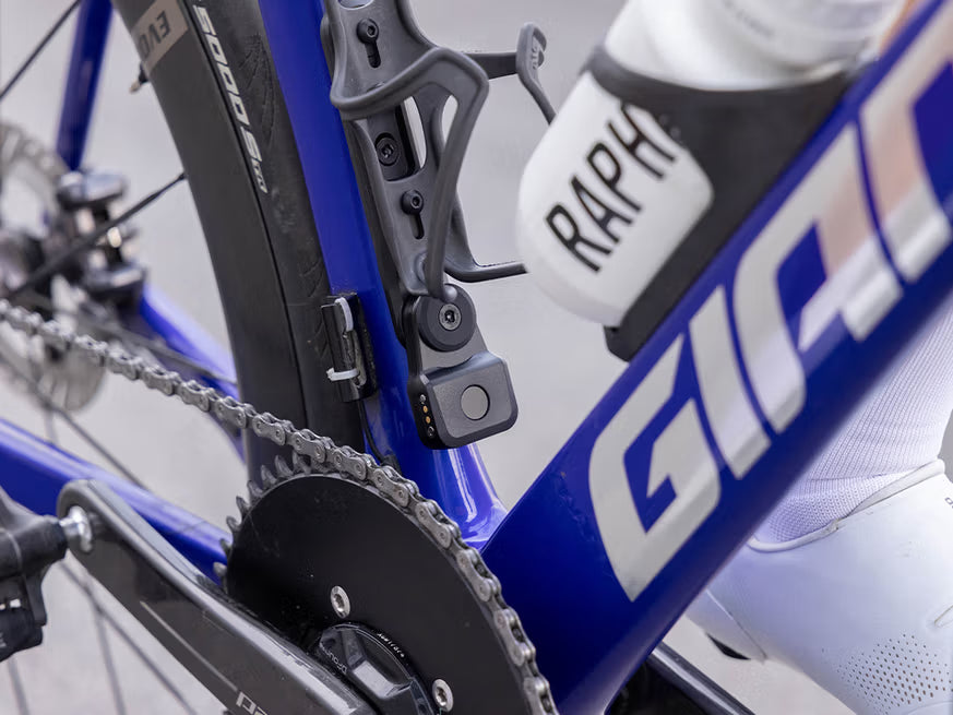 QUAD LOCK Bike Alarm and Finder - gemonteerd onder een bidon houder