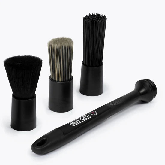 Muc-Off 3-in-1 Detailing Brush Set - 3 koppen op een rij met de houder ervoor