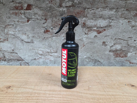 MOTUL M1 helmet & visor clean