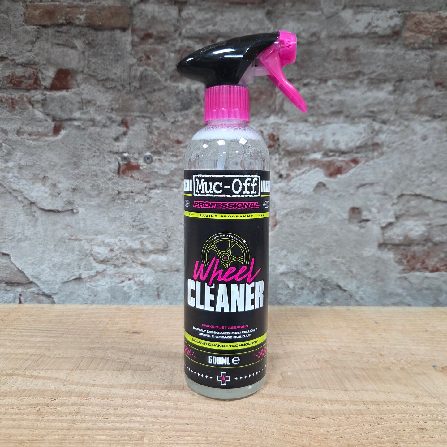 Muc-Off Wheel Cleaner 500ml – kleurveranderende velgenreiniger voor motor en fiets HIER IN DE SHOWROOM