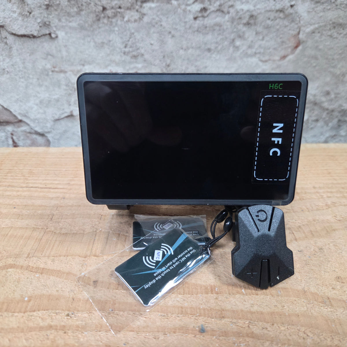 EB-PARTS H6C display - op een houten plank