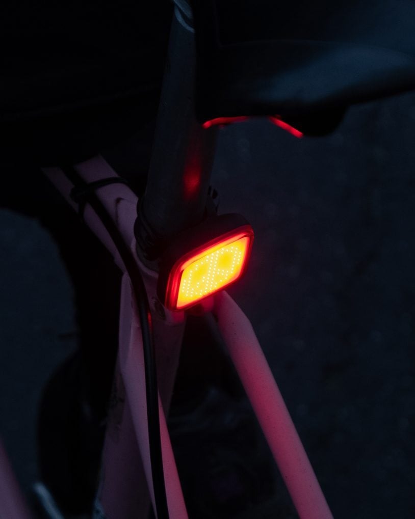  KNOG Blinder Rear Bike Light – brandend op de fiets
