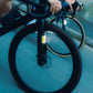 KNOG Big Cobber Front Bike Light - op de voorvork gemonteerd