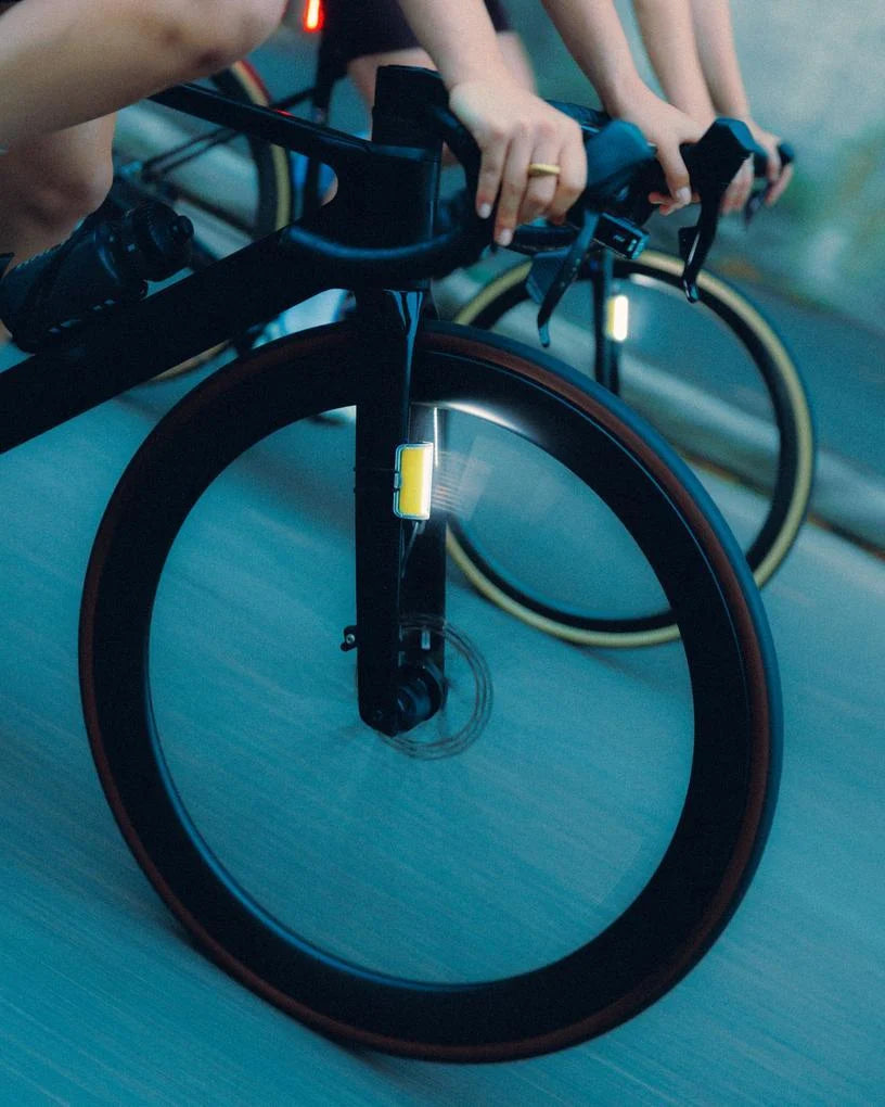 KNOG Big Cobber Front Bike Light - op de voorvork gemonteerd