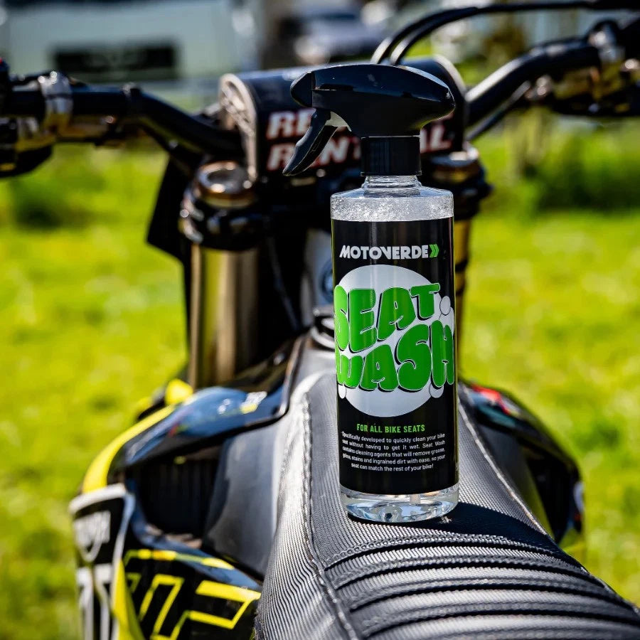 MOTOVERDE Seat Wash - hier de fles op een motorzadel