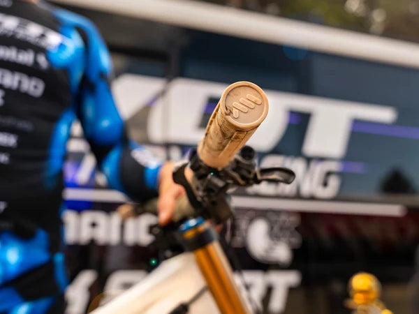 AMS X Bernard Kerr RISE grips - close up zijkant
