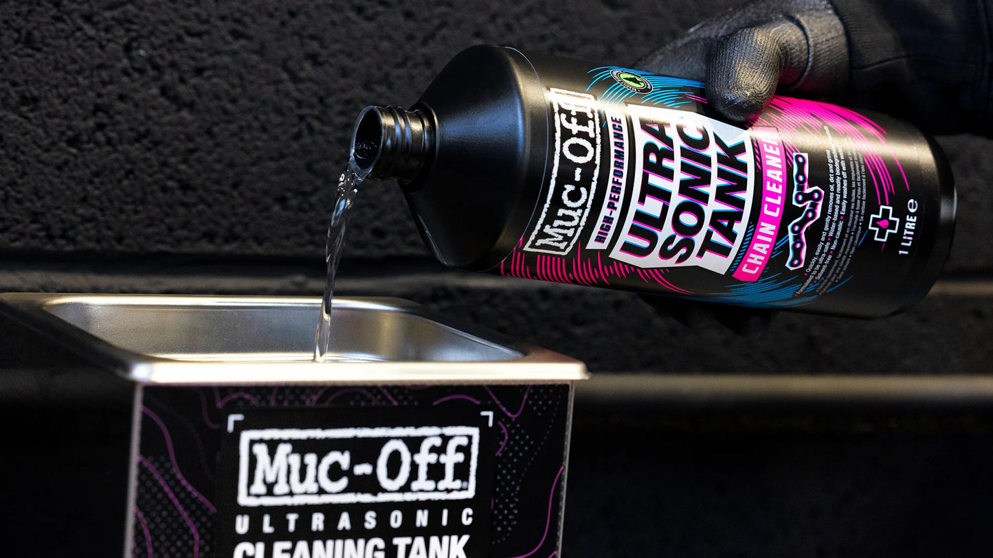 Muc-Off Ultrasonic Cleaning Tank met chain cleaner het vullen van de tank