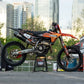 RISK Racing FFS Factory Fold Stand - met een crossmotor erop