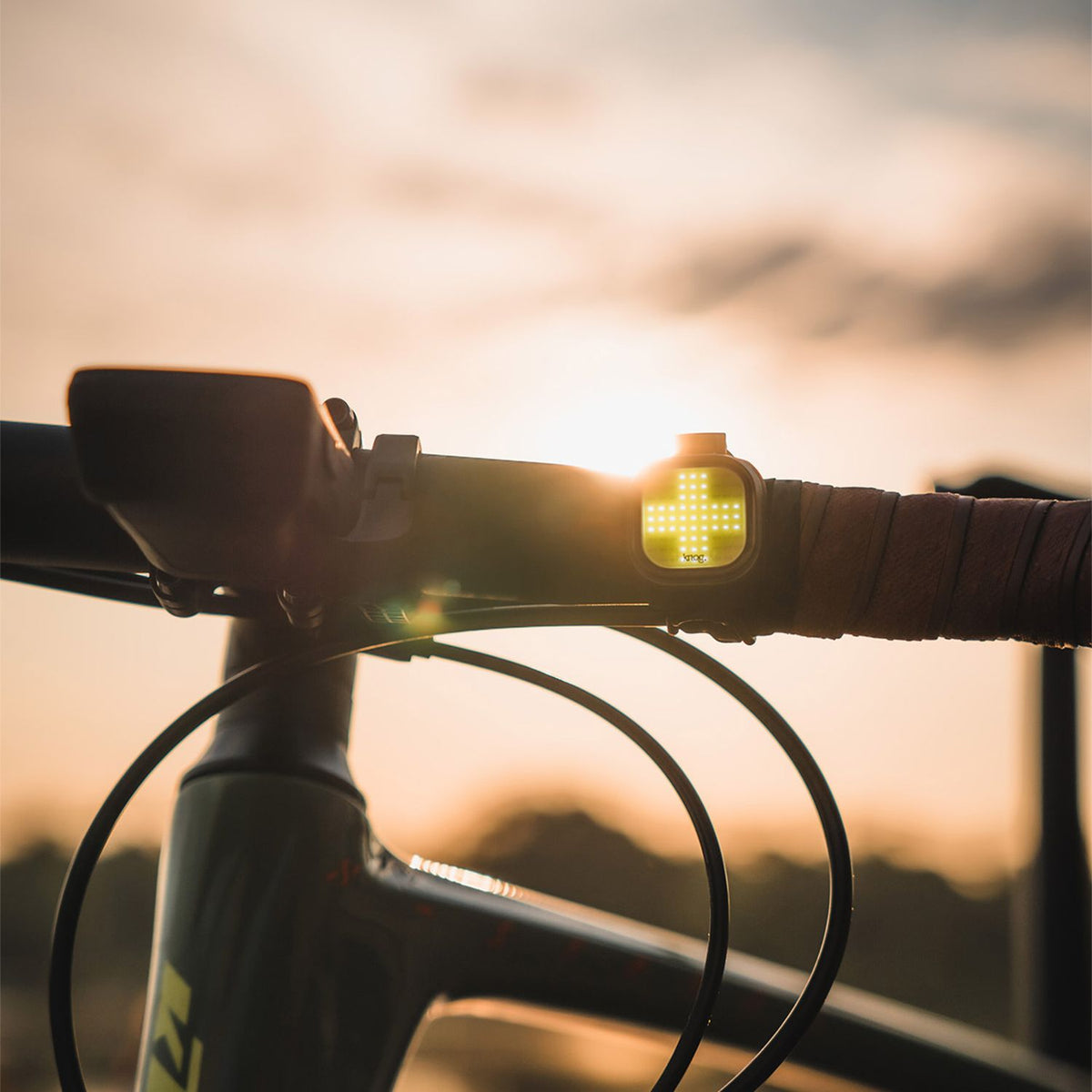 KNOG Blinder Mini Front Bike Light - cross aan het stuur aan