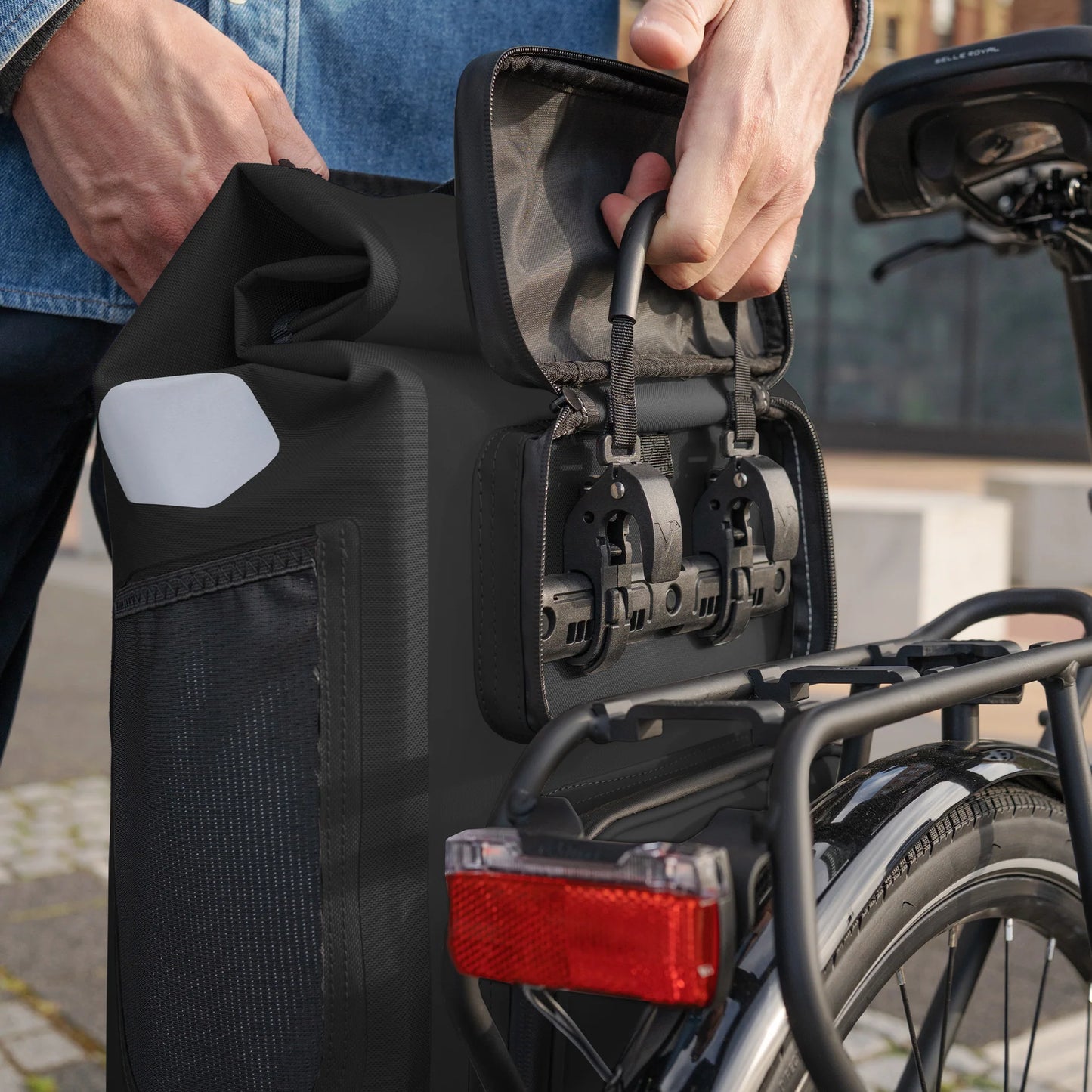 urbanx 2in1 tas detail - 28L inhoud met veilige sluiting