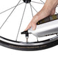 Topeak TubiBooster Pomp de velg direct op met perslucht om de hielrand van de tubeless band te monteren.