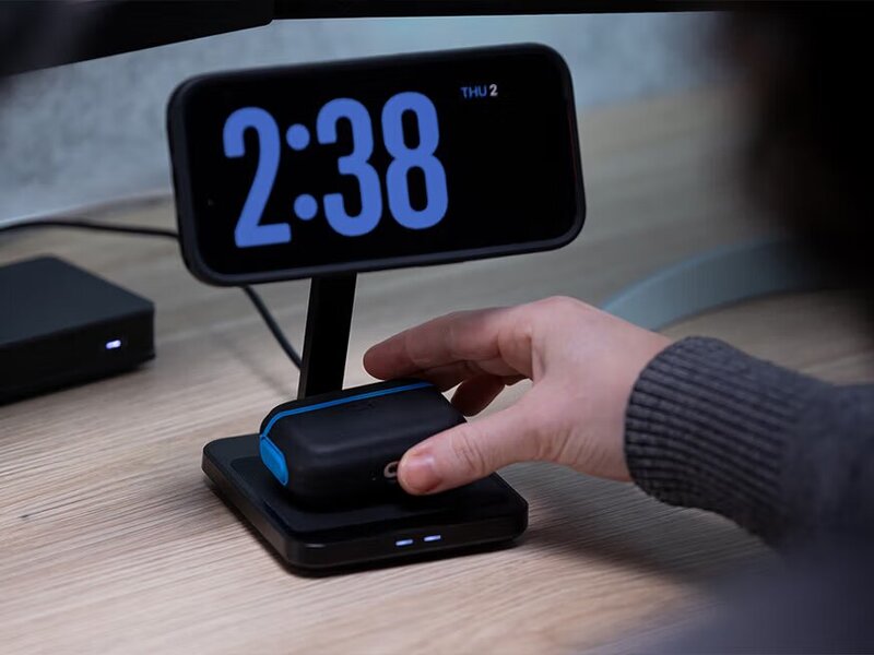 QUAD LOCK AirPods Case - opladen op het oplaadstation