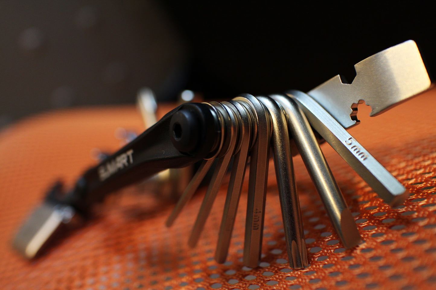 SUMART FBT-17 17-in-1 multitool volledig uitgeklapt met inbussleutels, spaaksleutel en kettingbreker
