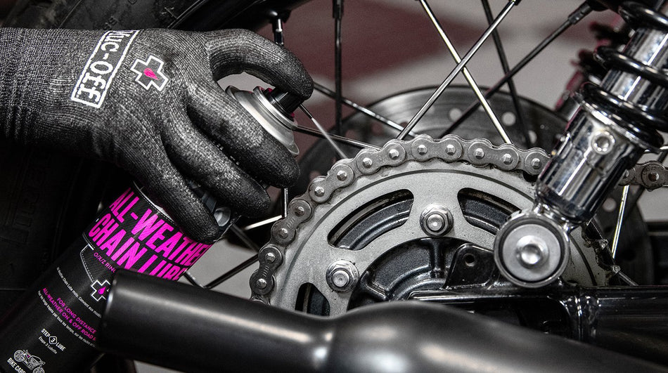 MUC-OFF motorcycle ultimate care kit - chain lube spuiten op de ketting