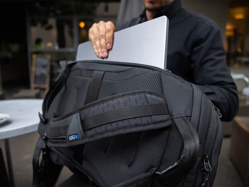QUAD LOCK Traverse Backpack - 17 inch laptop in de tas