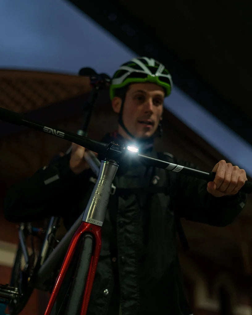 KNOG Frog Front Bike Light - brandend in het donket op de fiets