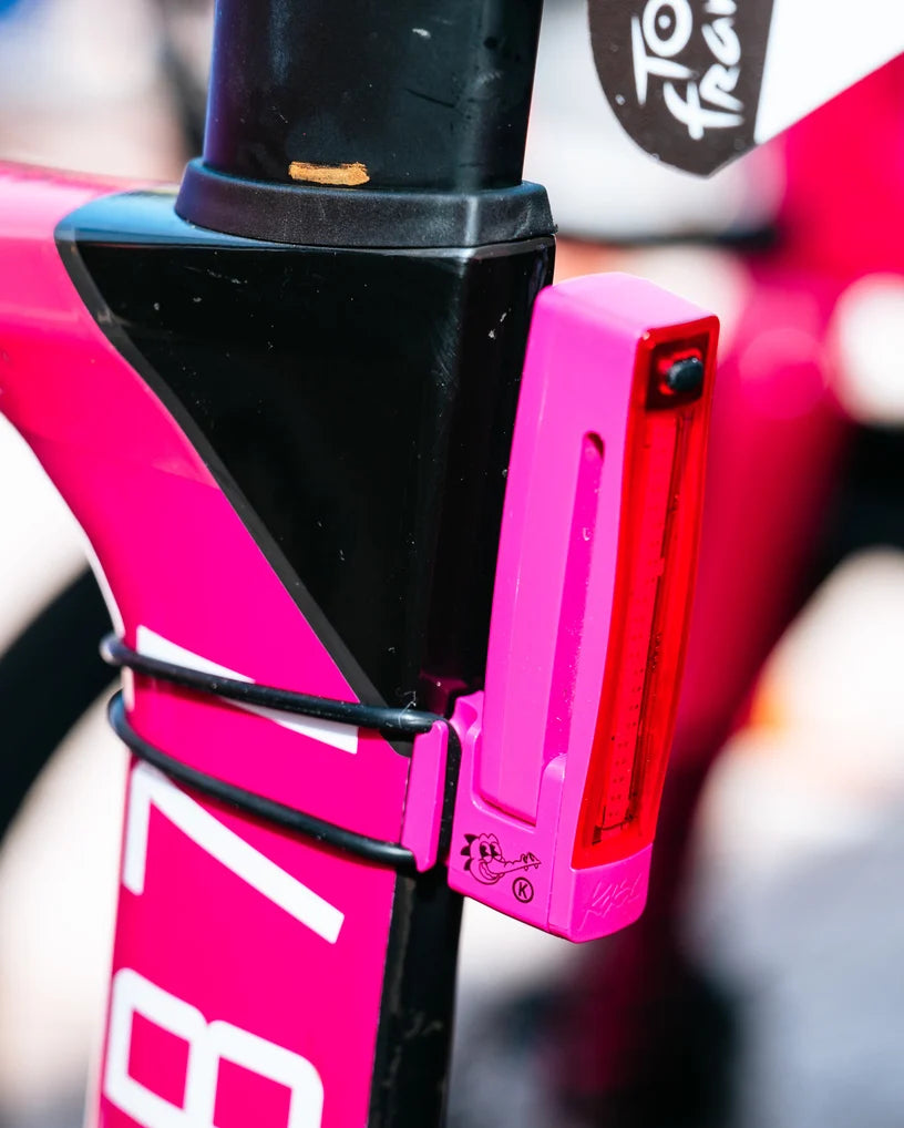KNOG x EF Plus Rear Bike Light - gemonteerd op fietsframe