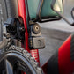 QUAD LOCK Bike Alarm and Finder - op een rood fietsframe onder een bidonhouder