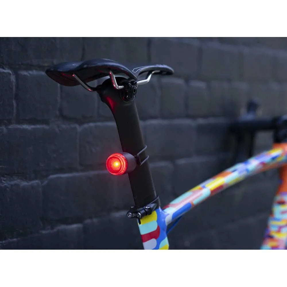 KNOG Plug Rear Bike Light - aan zadelpen gemonteerd