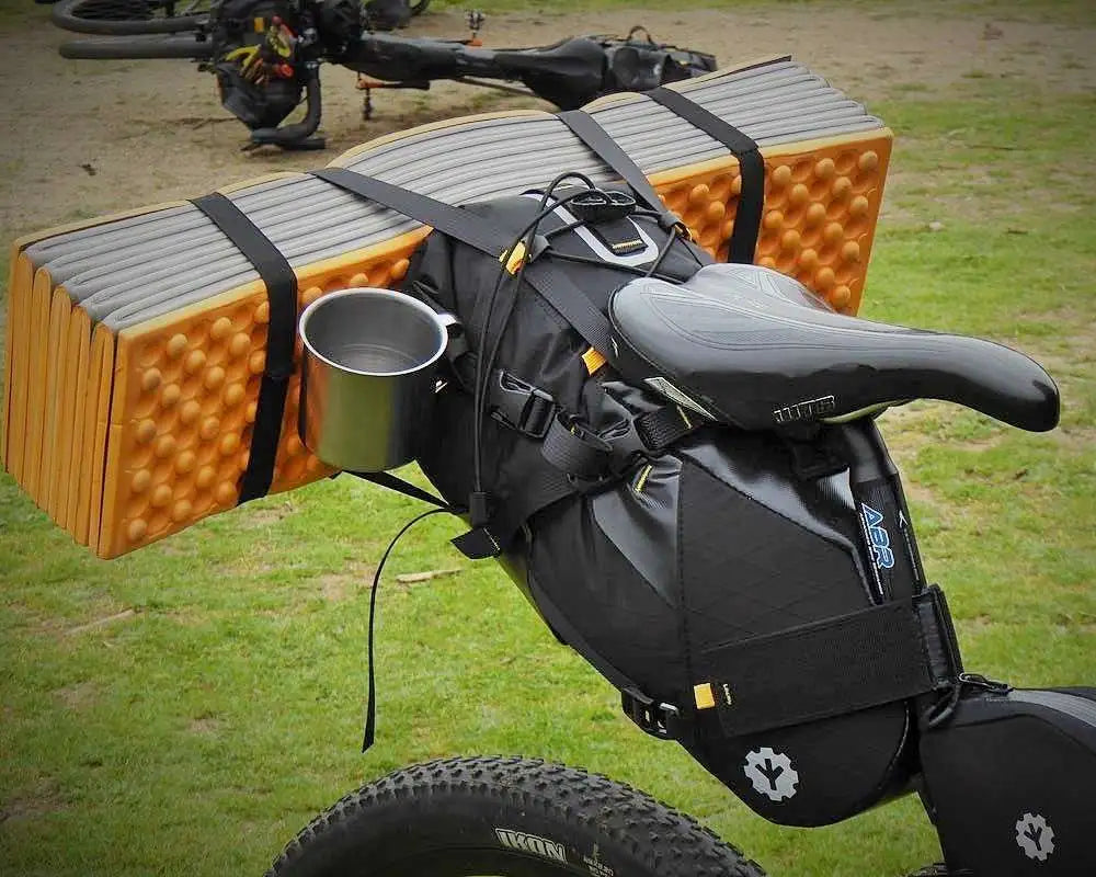 CHOIKE gravel seatbag - aan de bag nog meer materiaal bevestigd