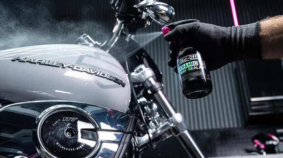 MUC-OFF Ceramic Spray Sealant - inspuiten van een motor benzinetank