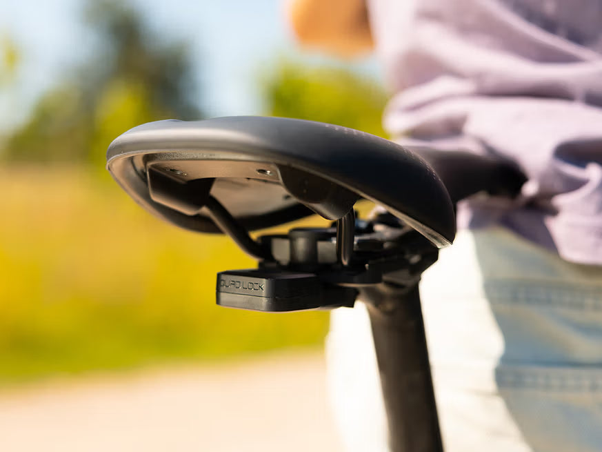QUAD LOCK Bike Alarm and Finder - aan zadelstangen gemonteerd