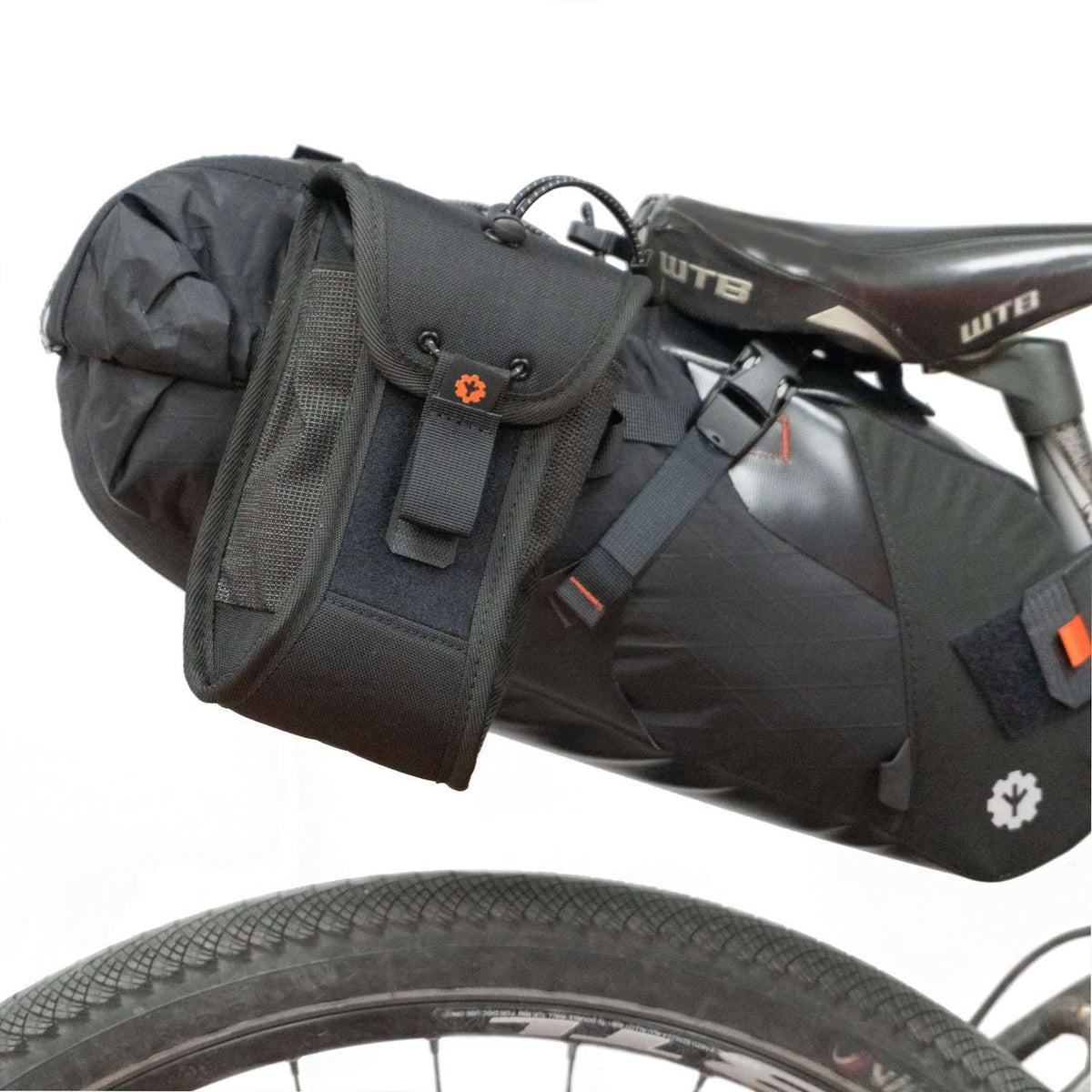 CHOIKE multipocket - gemonteerd met straps aan de zijkant van een zadeltas