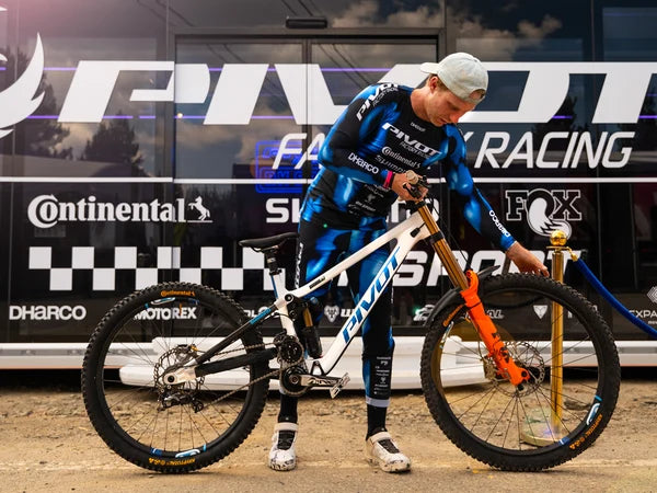 AMS X Bernard Kerr RISE grips - Bernard Kerr met fiets