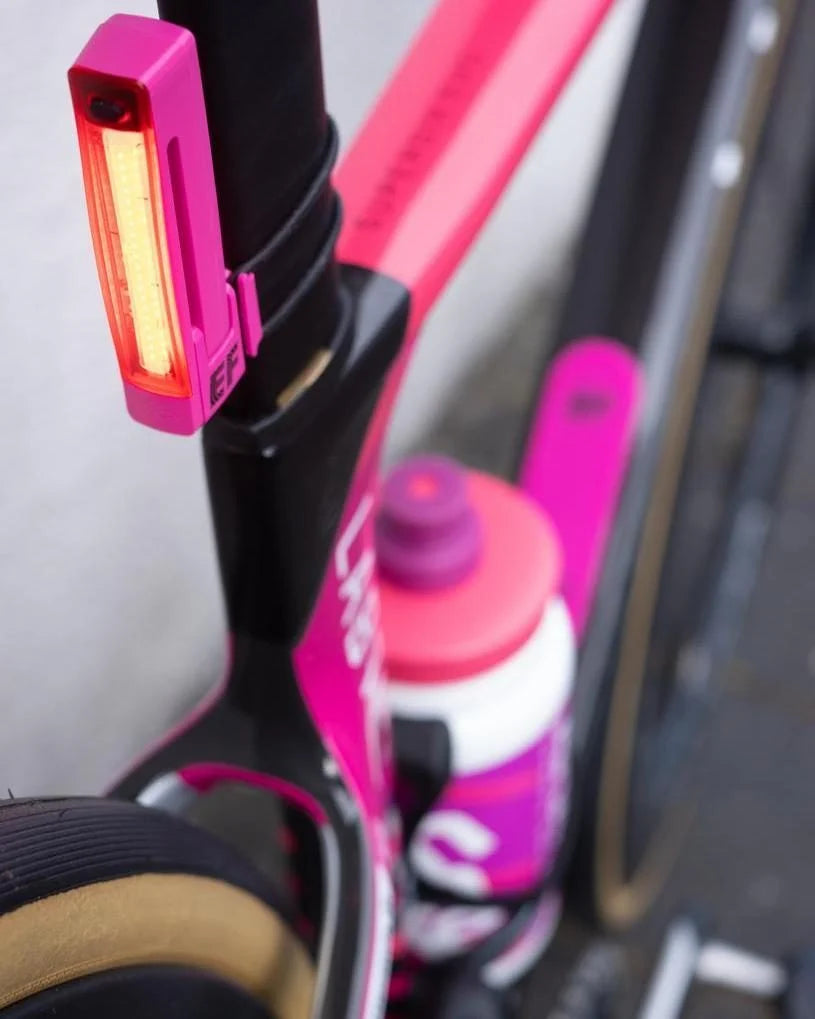 KNOG x EF Plus Rear Bike Light - gemonteerd op zadelpen