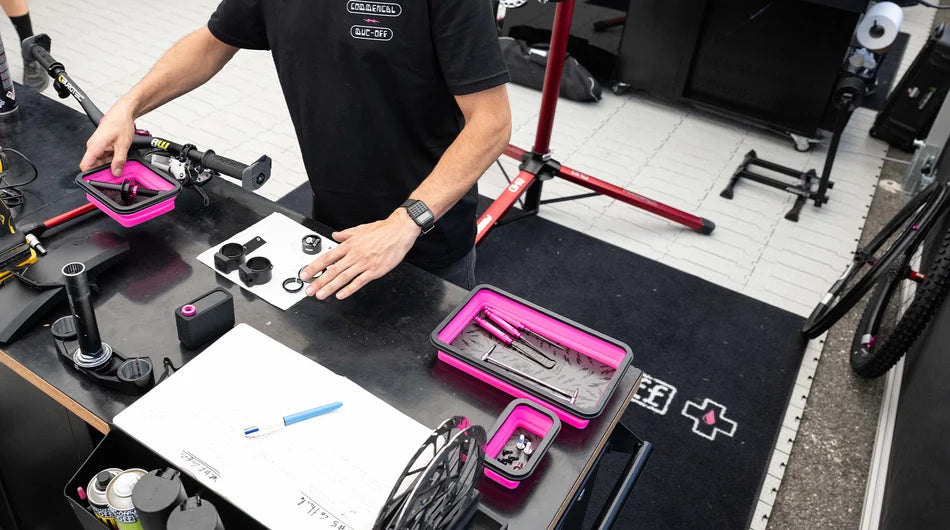MUC-OFF Silicone Collapsible Magnetic Tray Set - 3 bakjes op de werkbank
