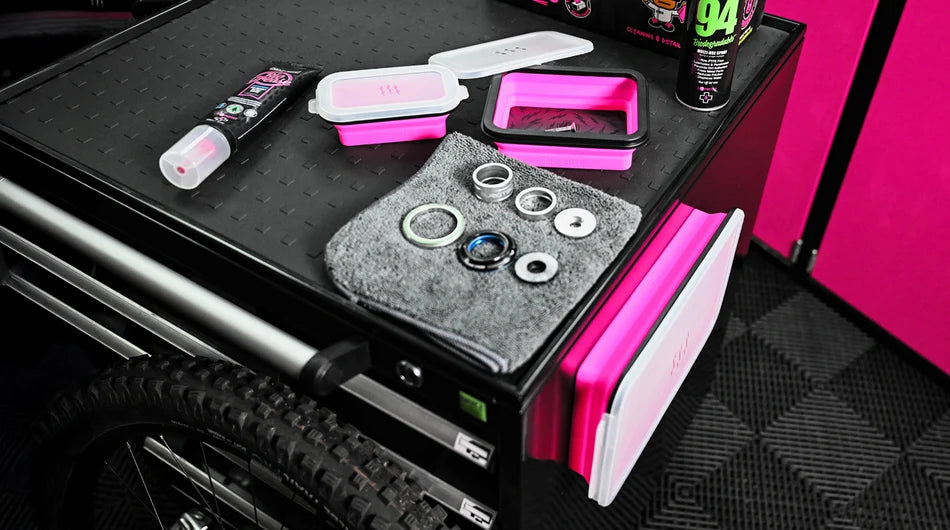 MUC-OFF Silicone Collapsible Magnetic Tray Set - vastgeplakt aan metalen werkbank