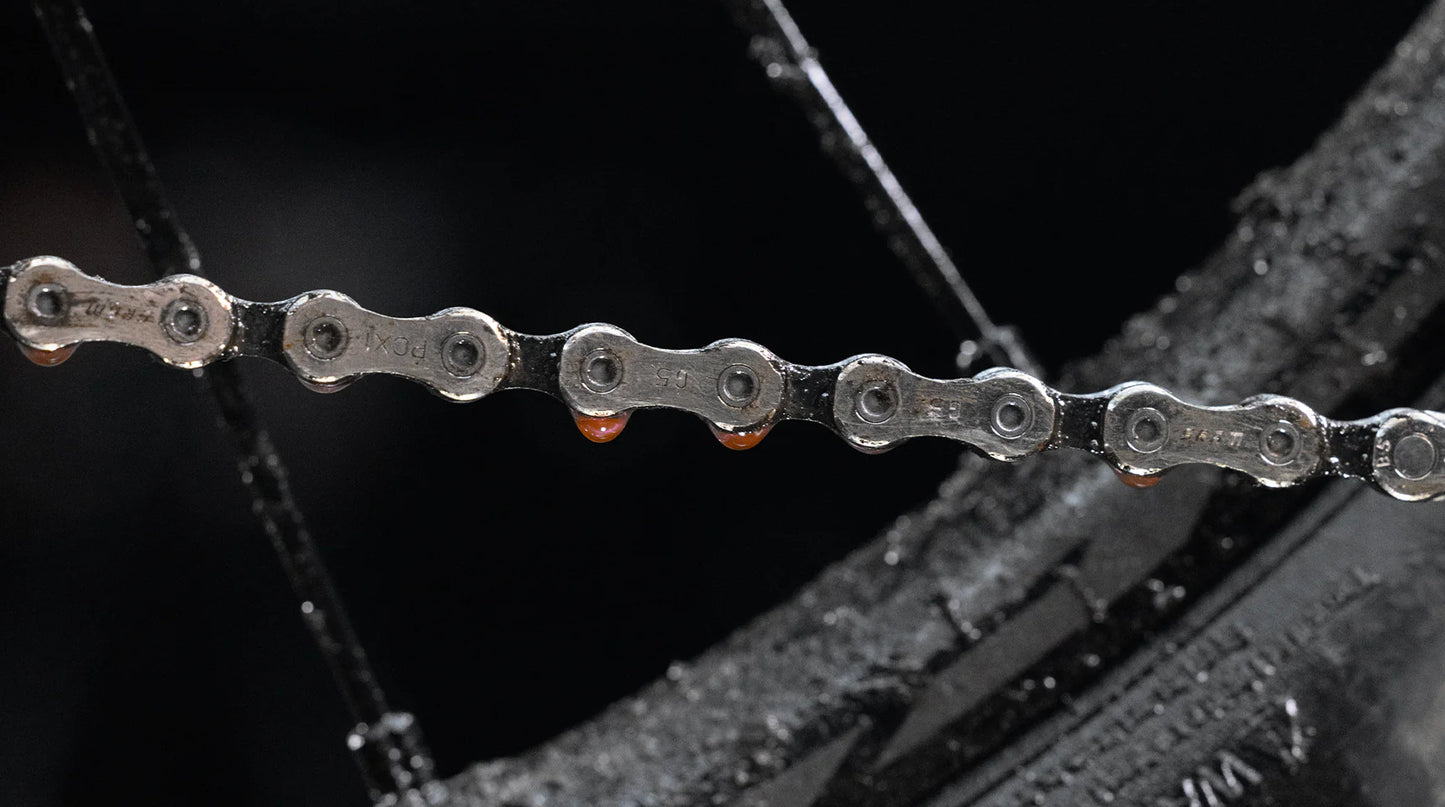 MUC-OFF CHAIN WAX CLEANER gespoten op de fiets ketting