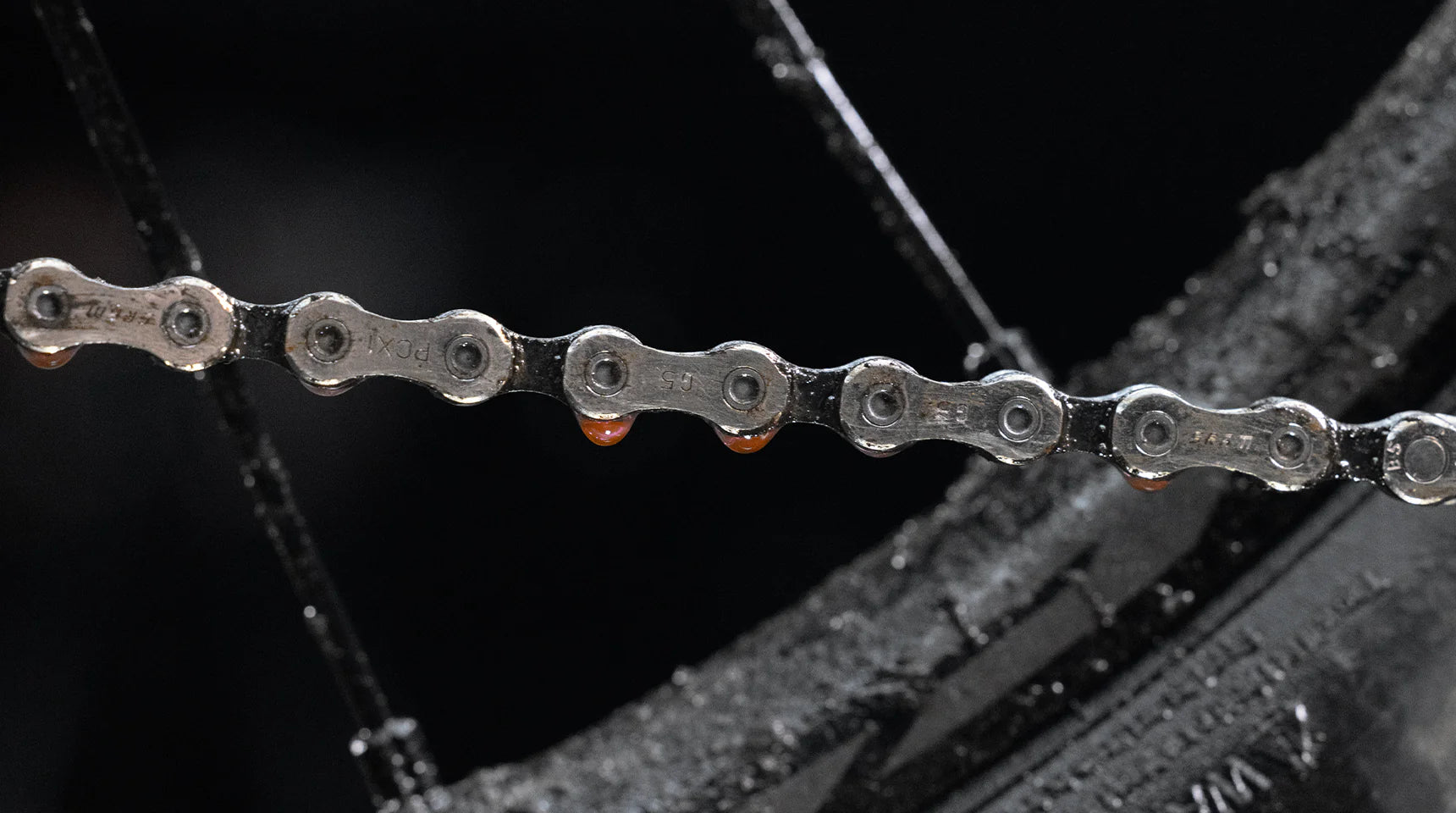 MUC-OFF CHAIN WAX CLEANER gespoten op de fiets ketting