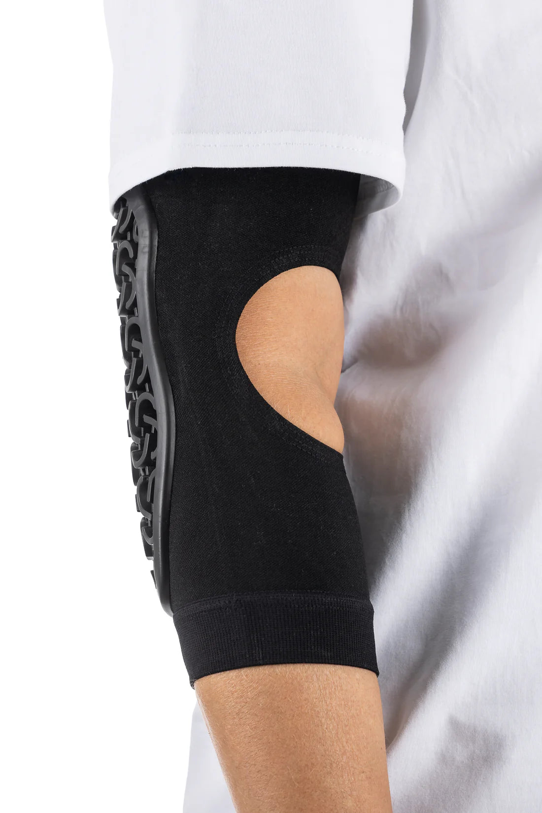 SERYT elleboogbeschermer gedragen op arm met naadloze pasvorm en siliconen antislipband voor motor- en MTB-rijders