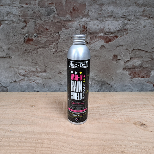 Muc-Off Wash-In Rain Shield 300ml impregneer wasmiddel waterafstotend Gore-Tex softshell motor fiets kleding