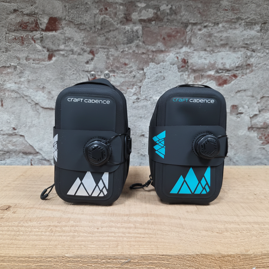 Craft Cadence zadeltas in zilver en petrol - waterdichte bikepacking zadeltas met BOA-sluiting