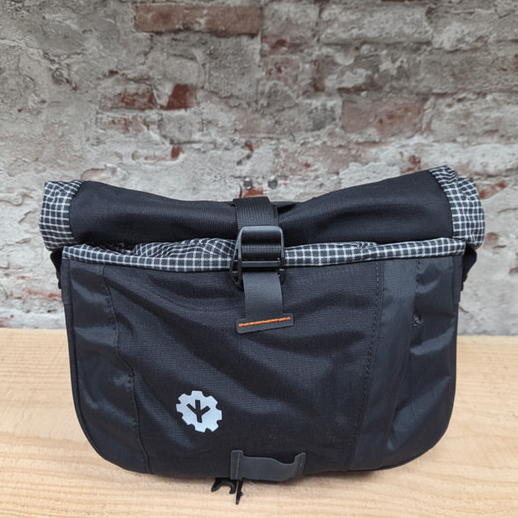 CHOIKE LapaDry 4L waterdichte stuurtas bikepacking zwart met reflecterende details en rolsluiting