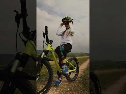 Kind test SERYT kniebescherming tijdens mountainbike rit